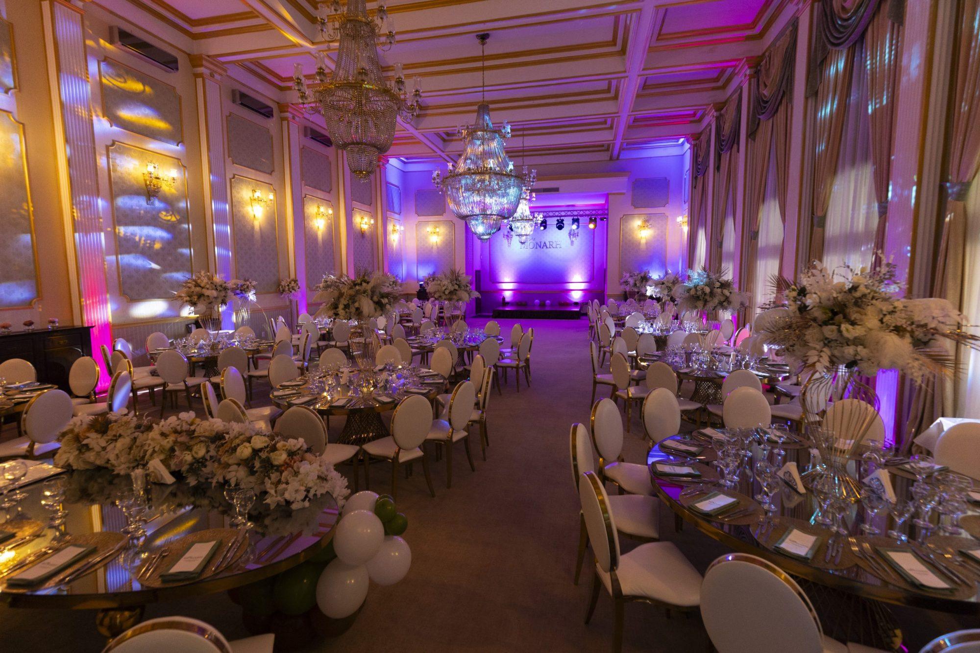 Eleganță contemporană în Salonul Green: O experiență gastronomică de neuitat la Restaurantul Monarh.